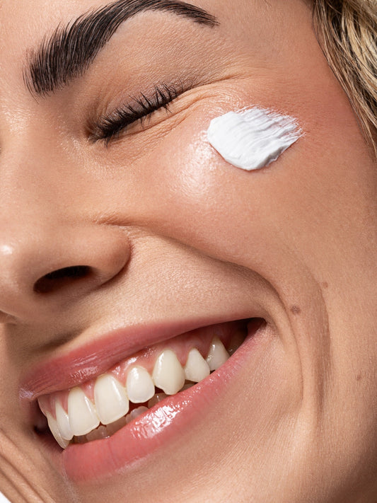 Crème contour des yeux appliquée sous l’œil, soin contour des yeux dans une routine visage.