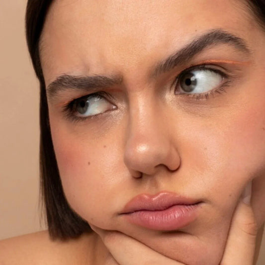 Peau terne : gros plan d’un visage au teint moins éclatant, illustration du blog Seomse sur le manque d’éclat