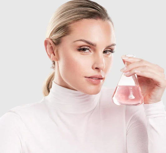 Femme tenant un flacon, illustration d’un serum acide hyaluronique pour le visage.