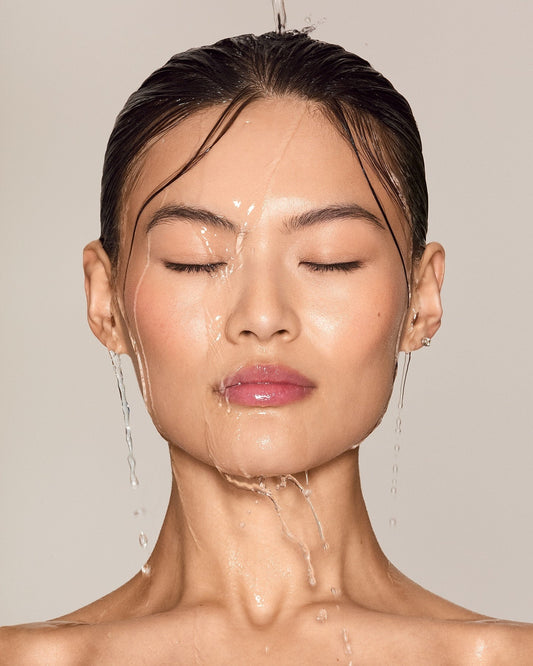 Visage rincé à l’eau, routine de nettoyage pour le point noir et la zone T