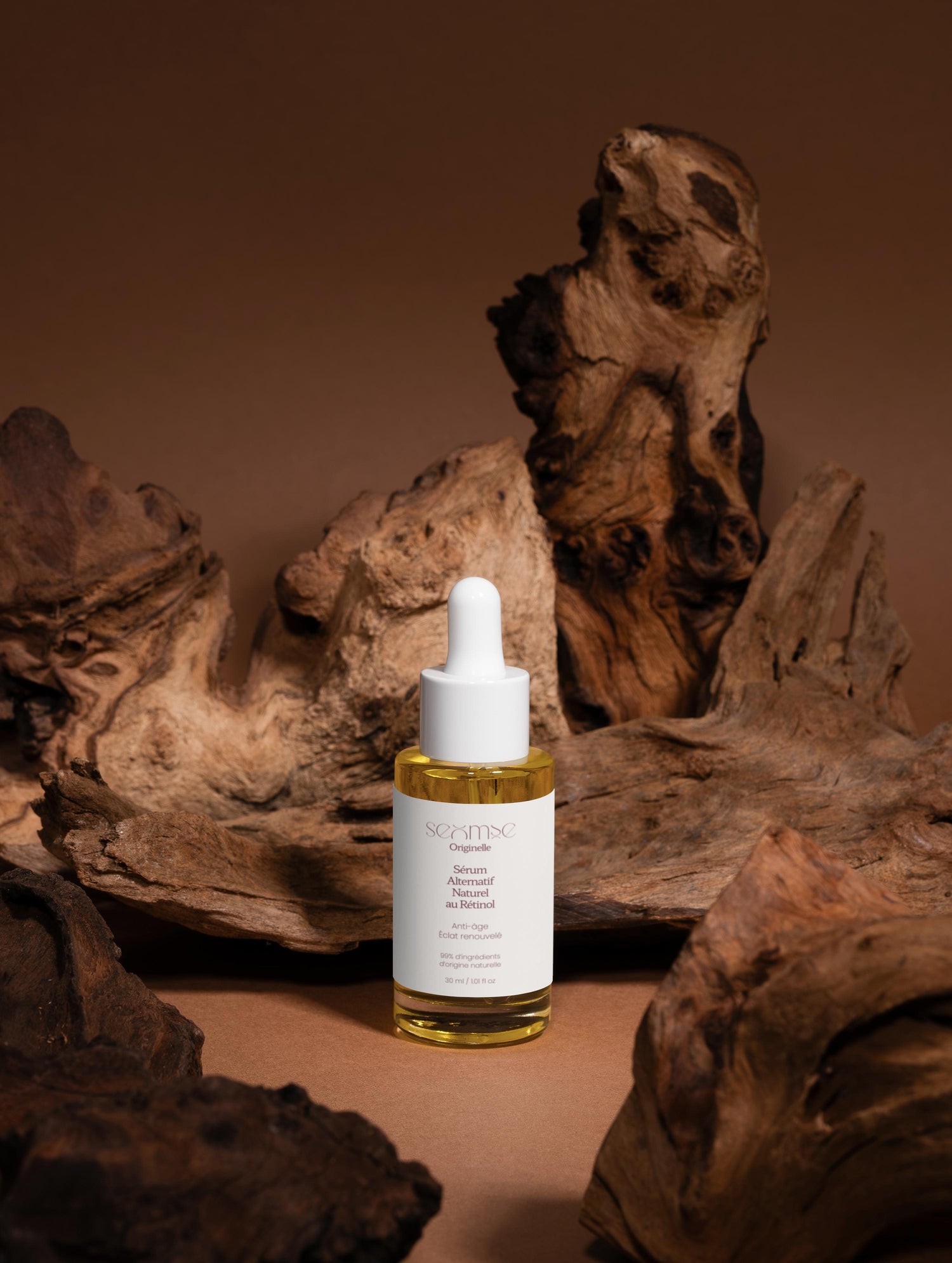 Lifestyle – Le Sérum Alternative Naturelle au Rétinol – flacon sur décor bois, ambiance premium – serum bakuchiol – Seomse