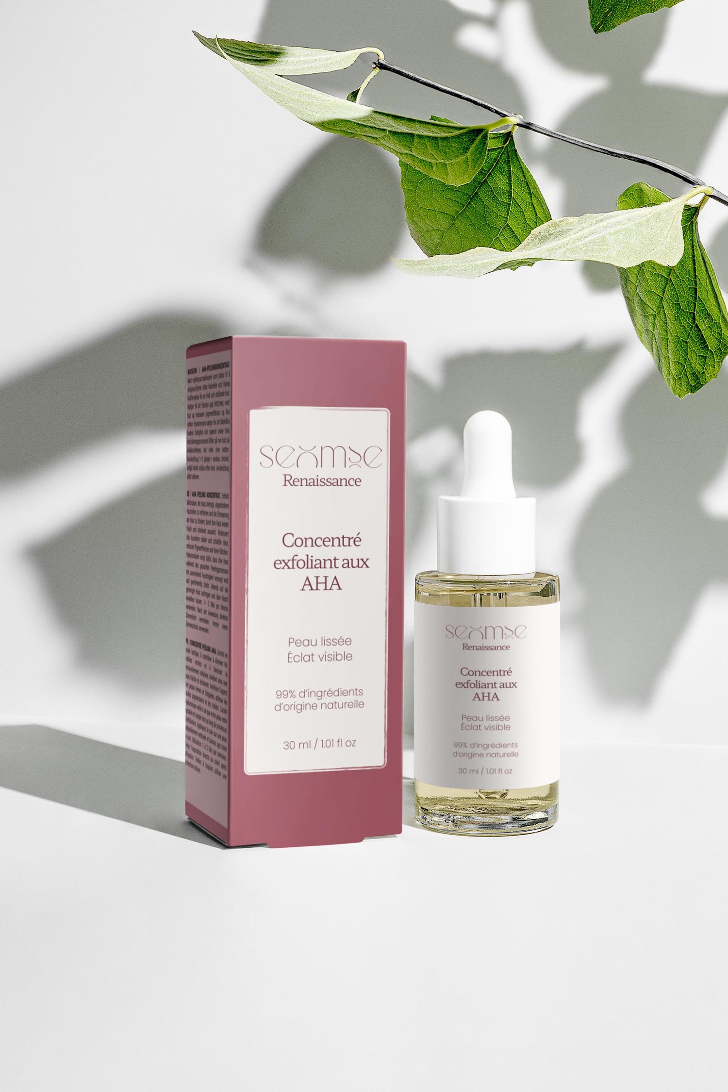 Lifestyle – Le Concentré Exfoliant aux AHA – flacon sur décor plante, ombres douces – exfoliation du visage – Seomse