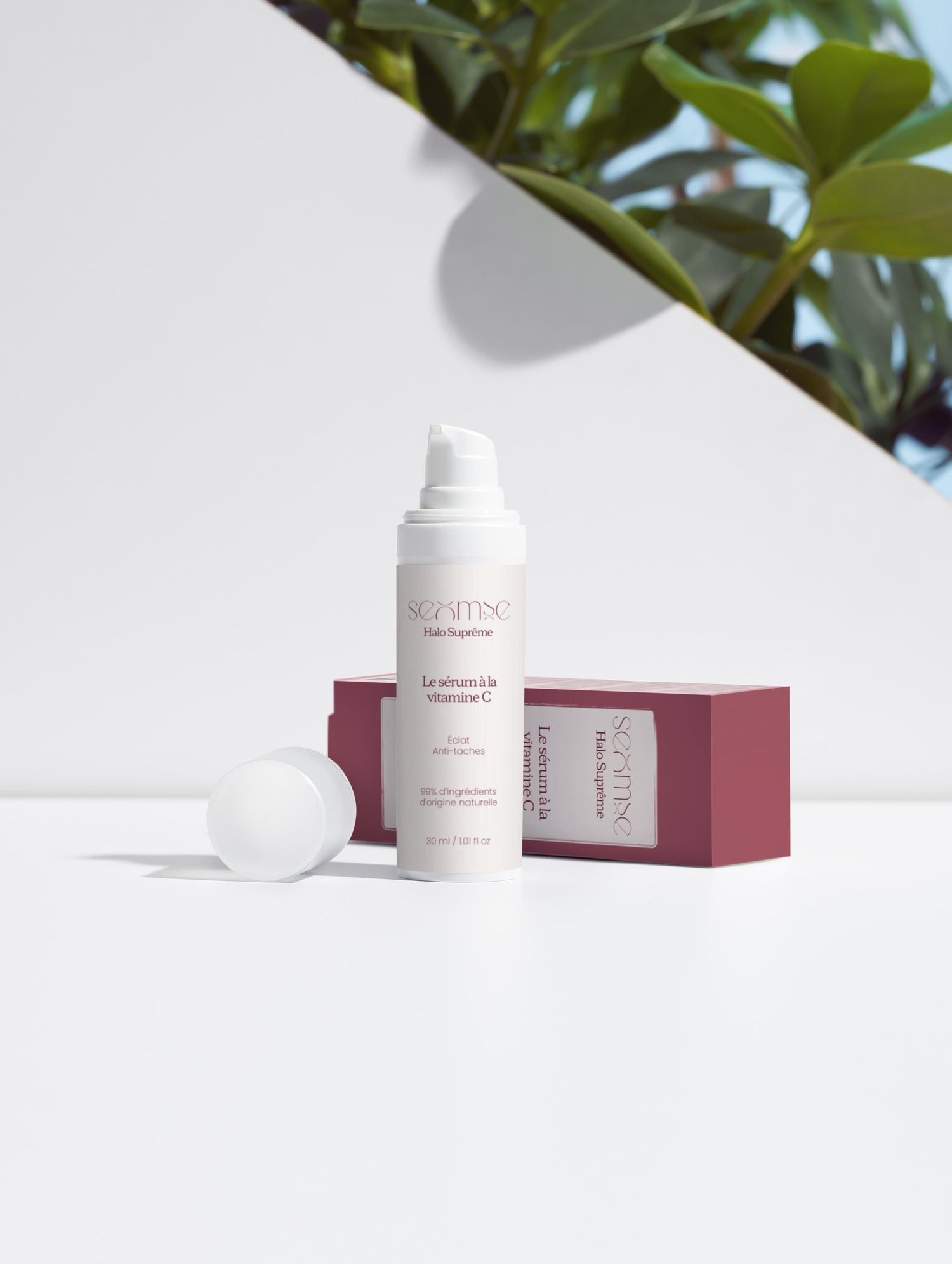 Lifestyle – Le Sérum vitamine C – flacon sur décor plante, ombres douces – acide férulique – Seomse