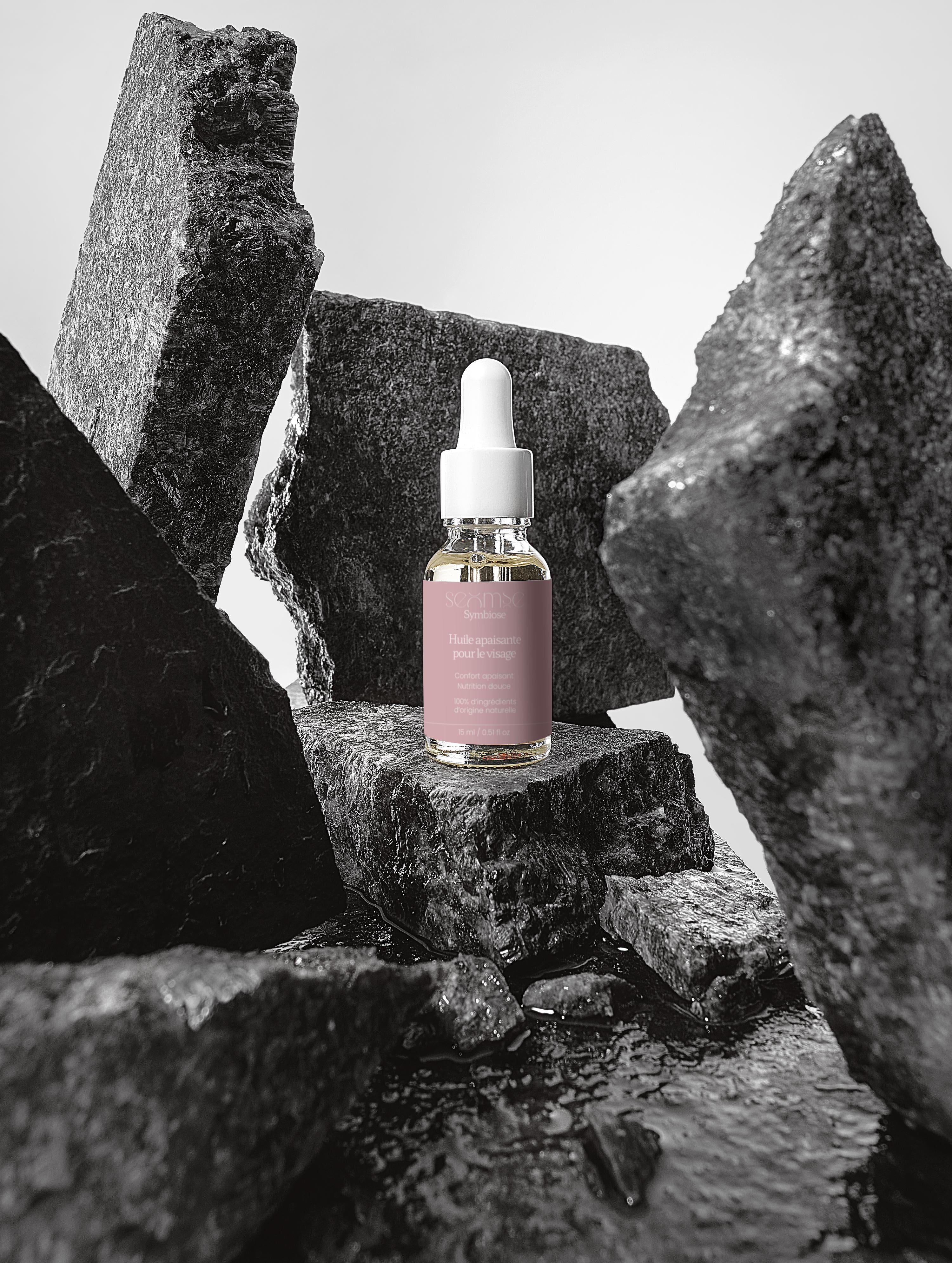 Lifestyle – L'huile Apaisante pour le Visage – flacon sur décor pierre, fond gris, ambiance premium – huile seche visage – Seomse