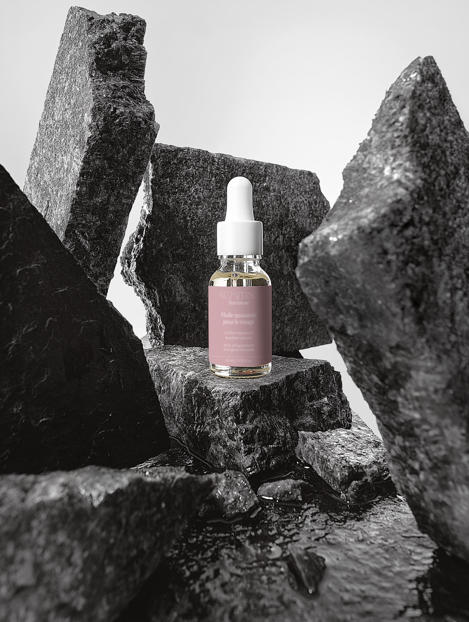 Lifestyle – L'huile Apaisante pour le Visage – flacon sur décor pierre, fond gris, ambiance premium – huile seche visage – Seomse
