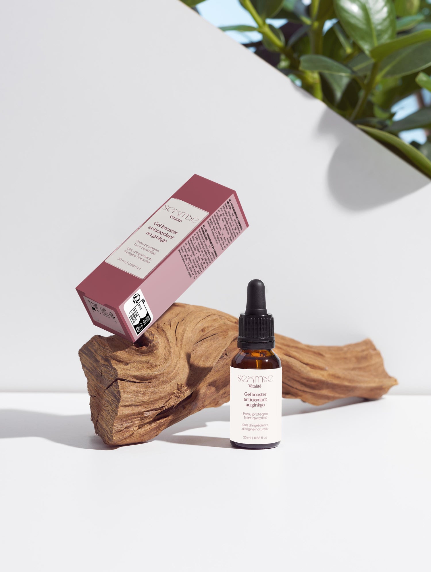 Lifestyle – Le Gel Booster Antioxydant au Ginkgo – boîte et flacon, angle incliné, fond bois – sérum visage hydratant – Seomse