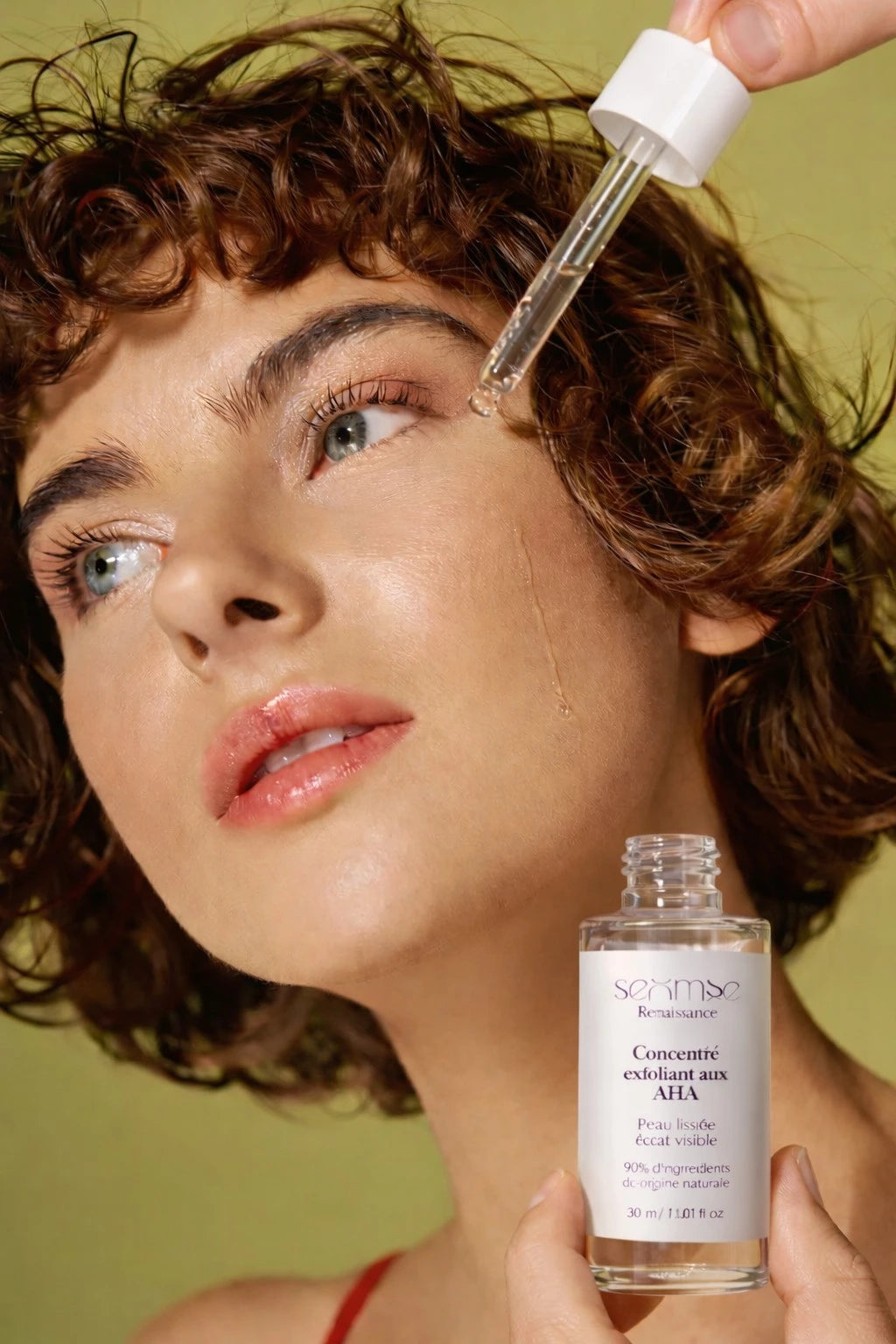 Modèle appliquant un exfoliant AHA au visage avec pipette, flacon Seomse “Concentré exfoliant aux AHA” visible.