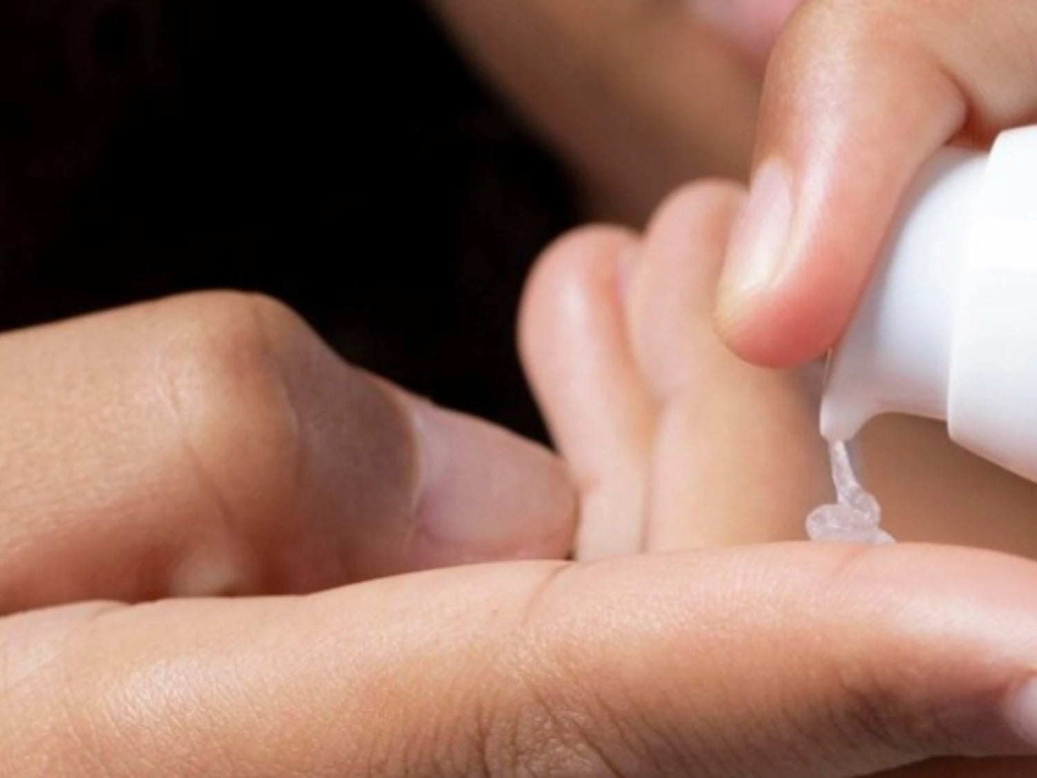 Application du Gel Hydratant Sans Huile Seomse, gel transparent délivré par pompe dans la main