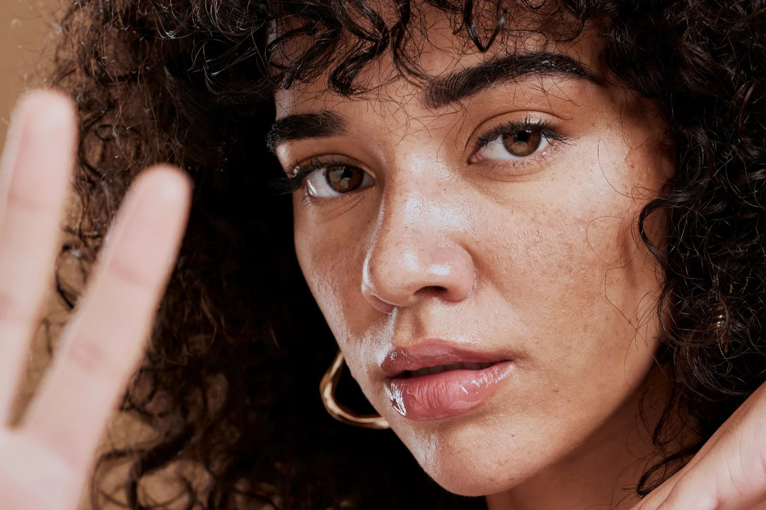 Portrait rapproché d’une femme à la peau mixte avec texture visible et fini lumineux naturel