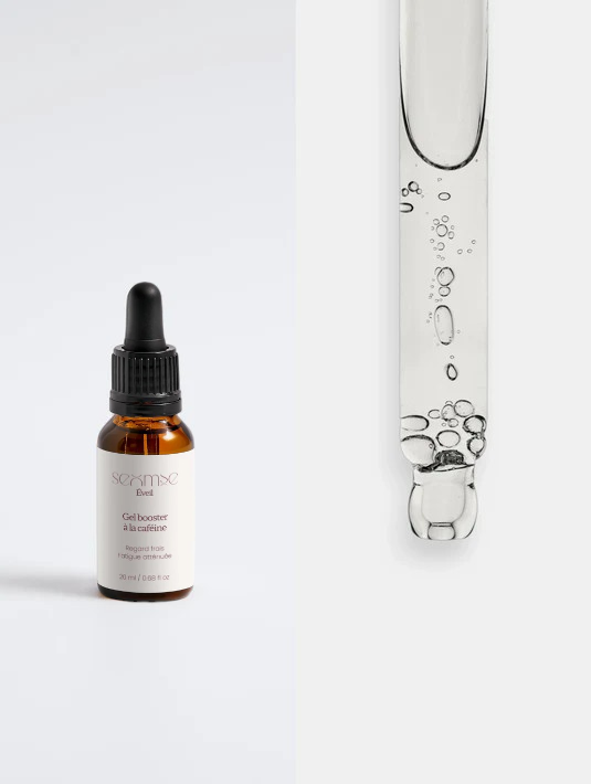 Flacon du gel booster à la caféine Seomse à côté d’une pipette avec texture transparente sur fond clair minimaliste.