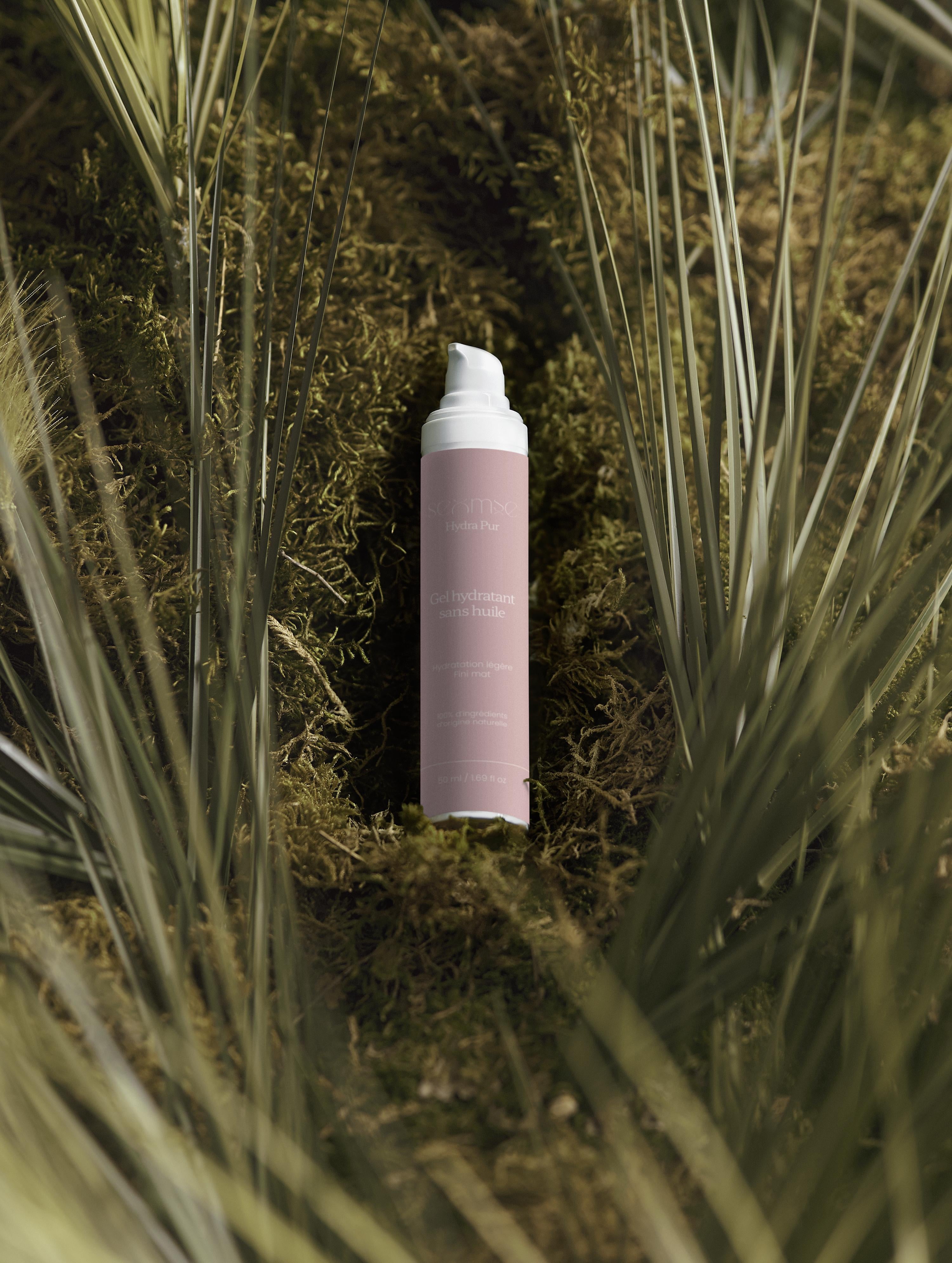 Lifestyle – Le Gel Hydratant Sans Huile – flacon sur décor mousse/herbes, ambiance naturelle – peau grasse – Seomse