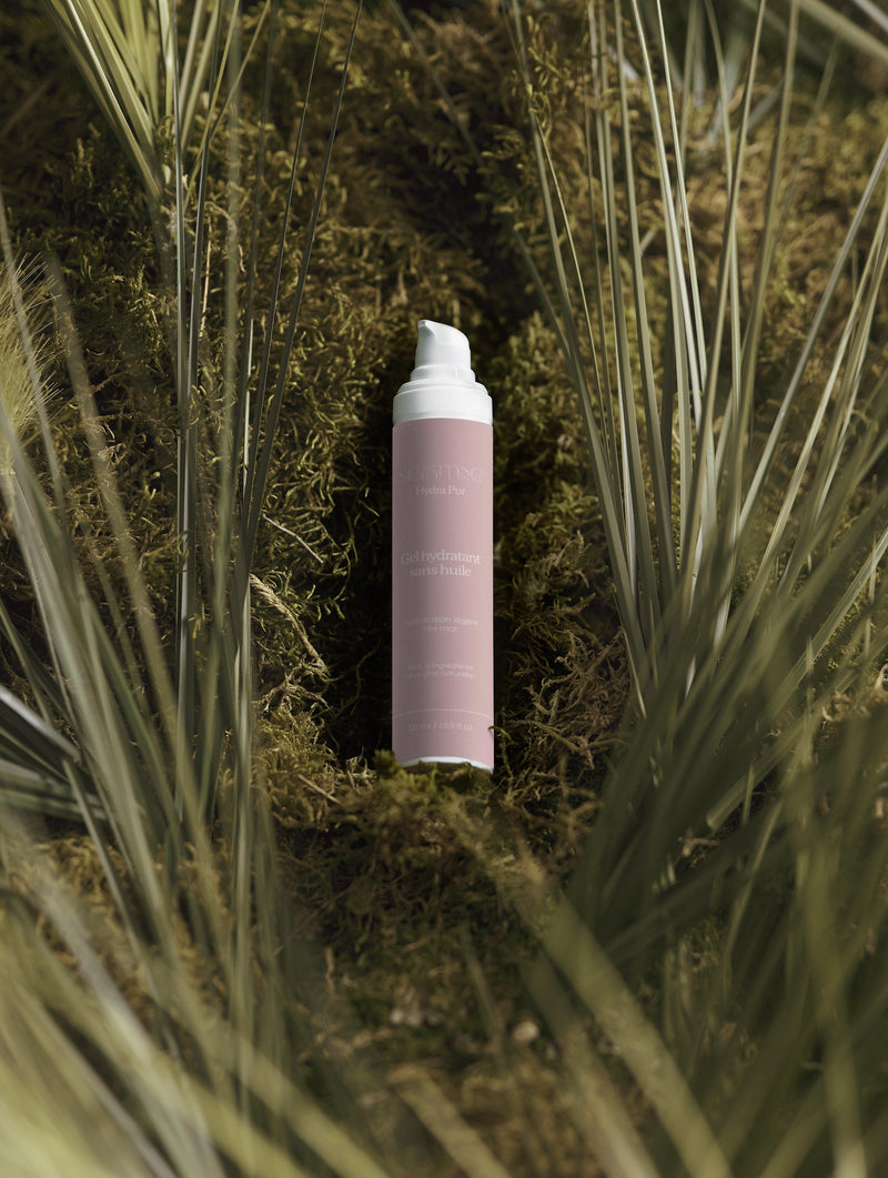 Lifestyle – Le Gel Hydratant Sans Huile – flacon sur décor mousse/herbes, ambiance naturelle – peau grasse – Seomse