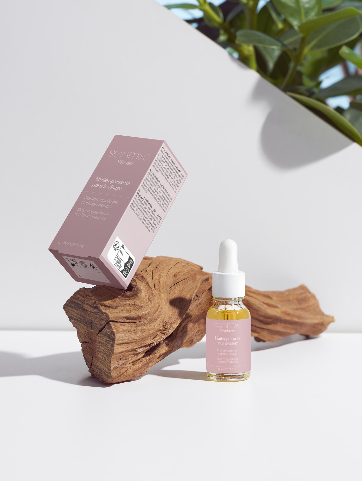 Lifestyle – L'huile Apaisante pour le Visage – flacon sur décor bois, bouchon visible – vitamine e visage – Seomse