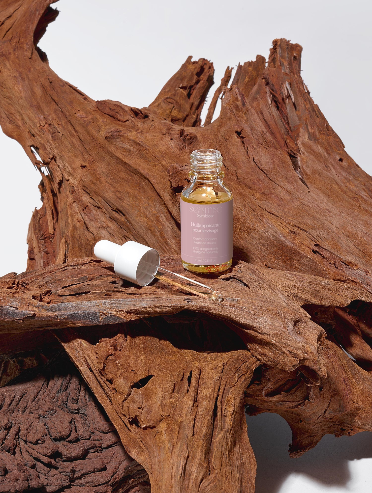 Lifestyle – L'huile Apaisante pour le Visage – flacon sur décor plante, ombres douces – vitamine e – Seomse