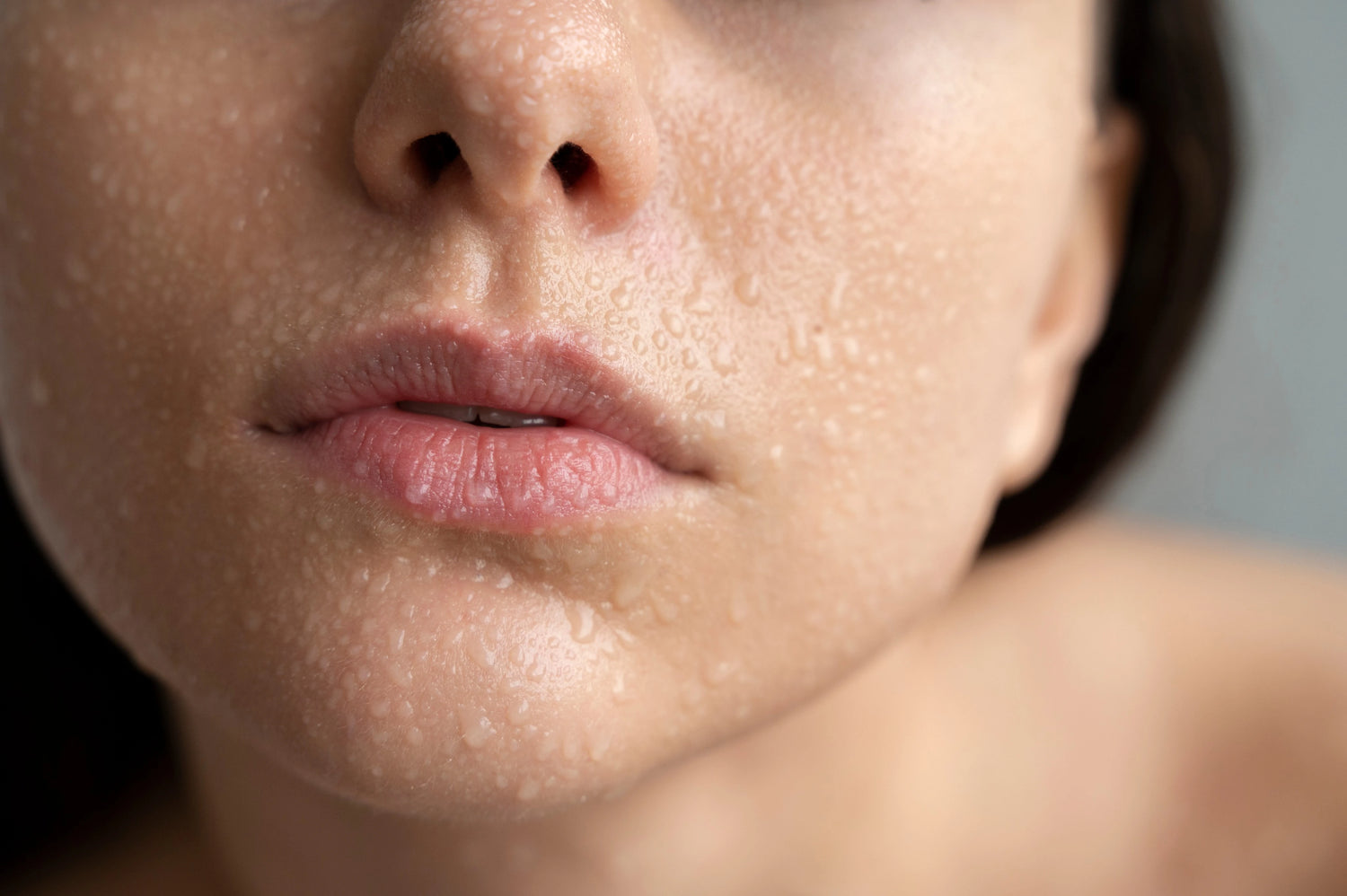 Gros plan d’un visage humide illustrant l’hydratation et le confort recherchés avec la routine peau sensible Seomse.