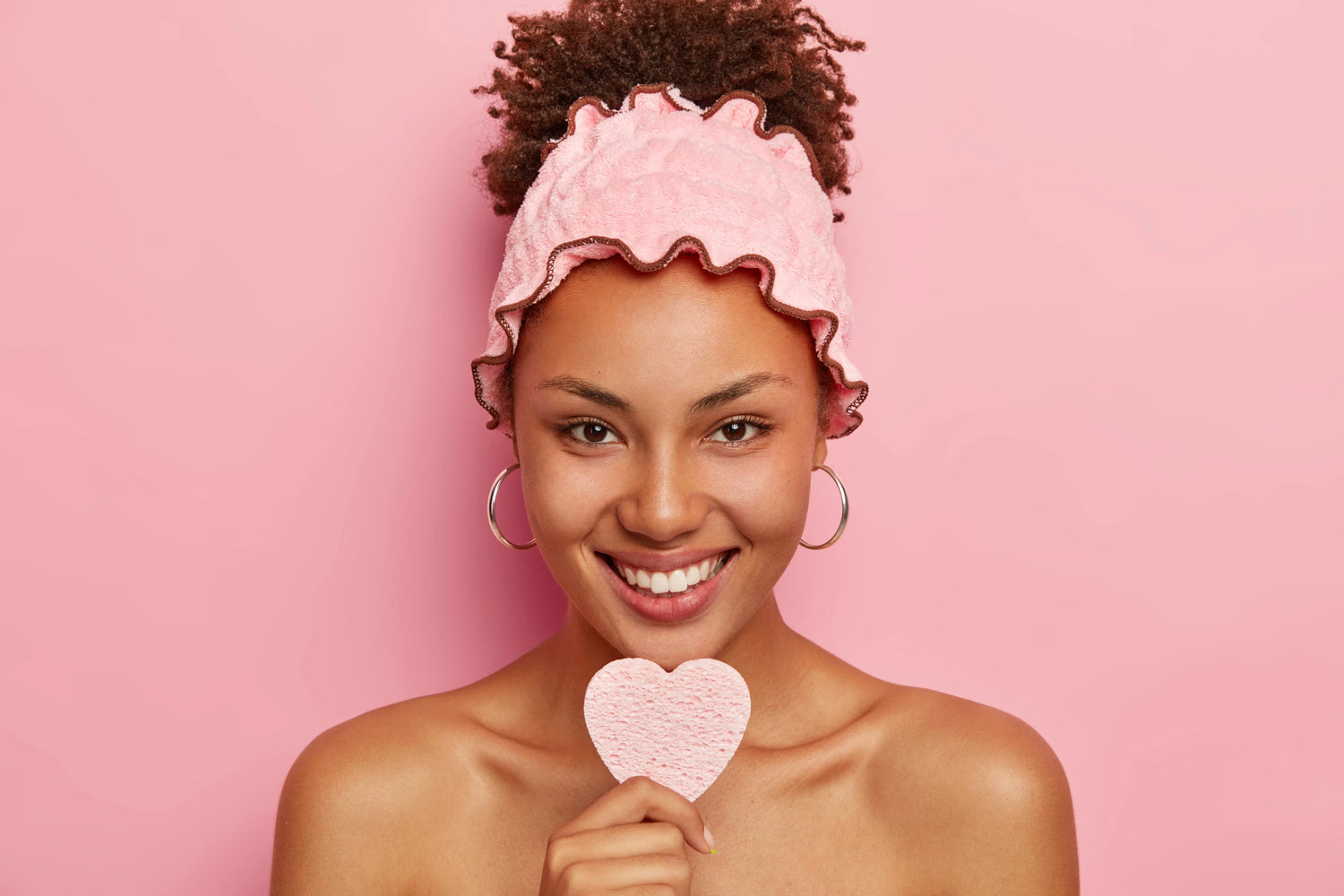 Portrait d’une femme souriante illustrant une routine peau sensible douce, simple et réconfortante signée Seomse.