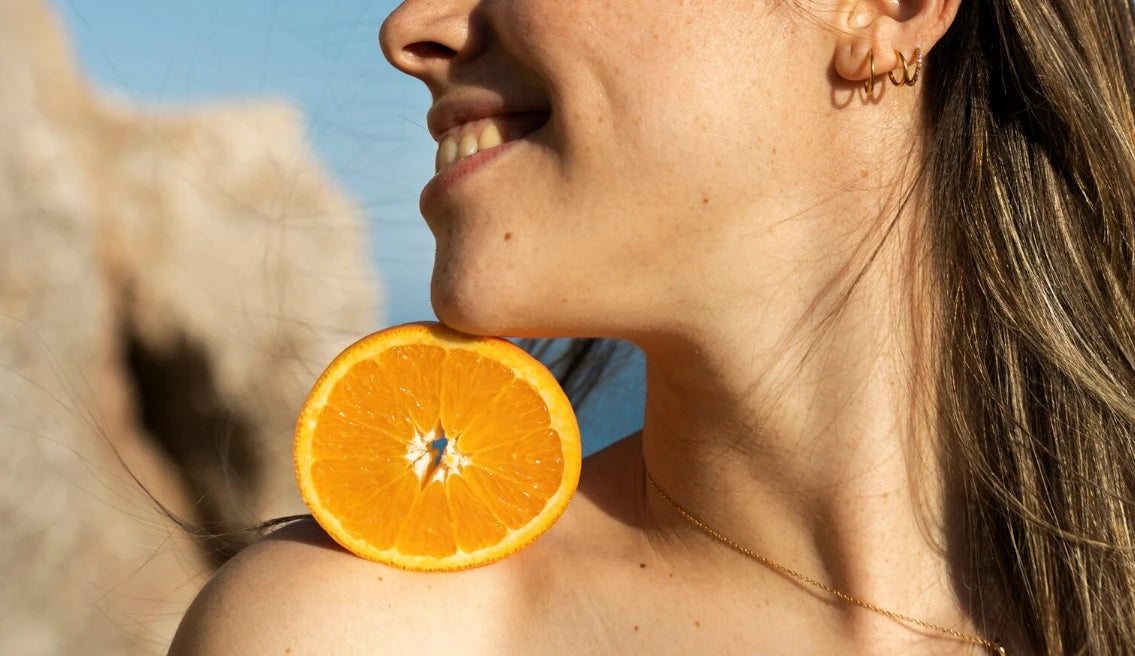 Orange et vitamine C, visuel d’illustration pour parler d’éclat du teint et de routine soin visage.