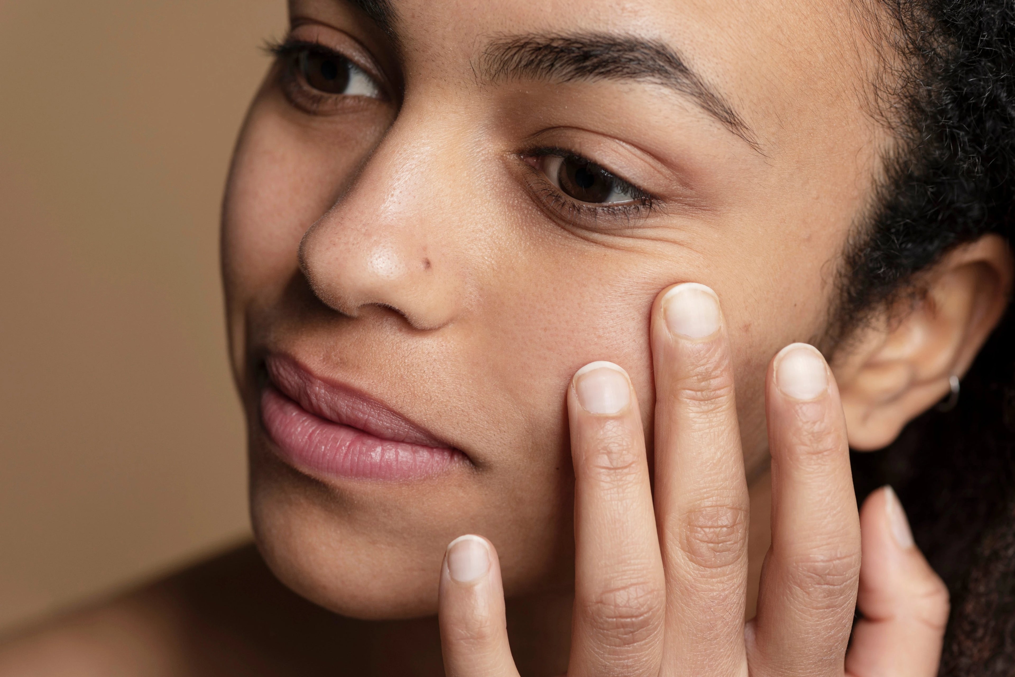 Gros plan sur le bas du visage et la peau, visuel de confort cutané pour article sur l’huile visage au CBD