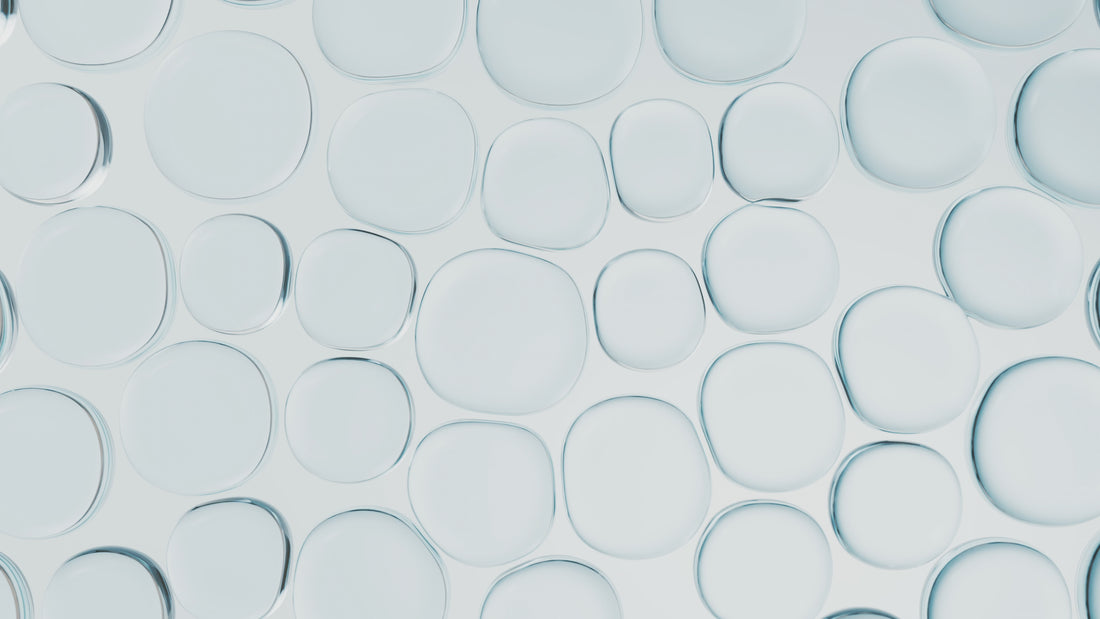 Animation cellules sur fond blanc, goutte fluide descendante type huile dans l’eau, visuel science cosmétique et texture sérum.