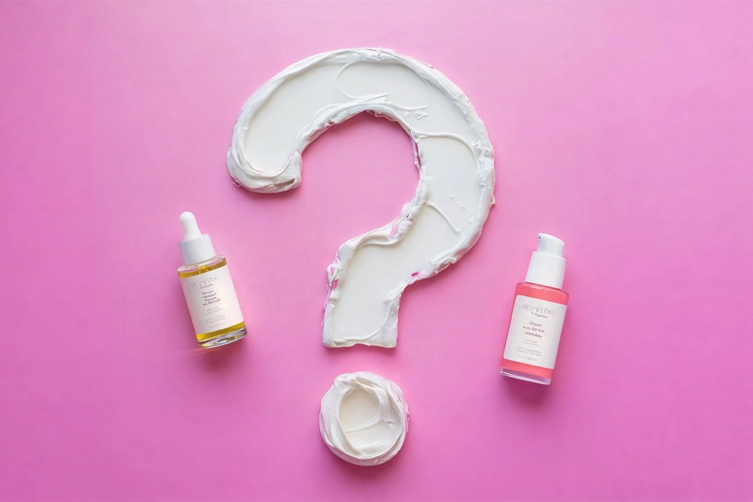 Visuel sur fond rose avec point d’interrogation en crème, sérum au bakuchiol et sérum anti-âge aux peptides Seomse.