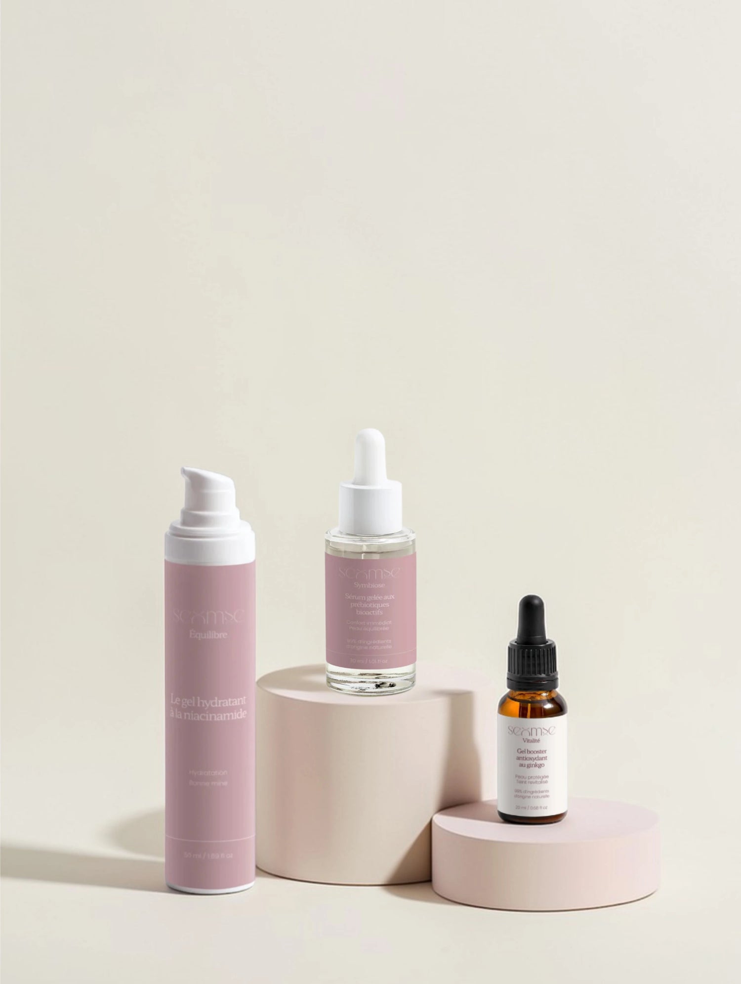 Pack routine soin visage Seomse avec gel hydratant à la niacinamide, sérum gelée prébiotique bioactif et gel booster antioxydant au ginkgo sur podium beige.