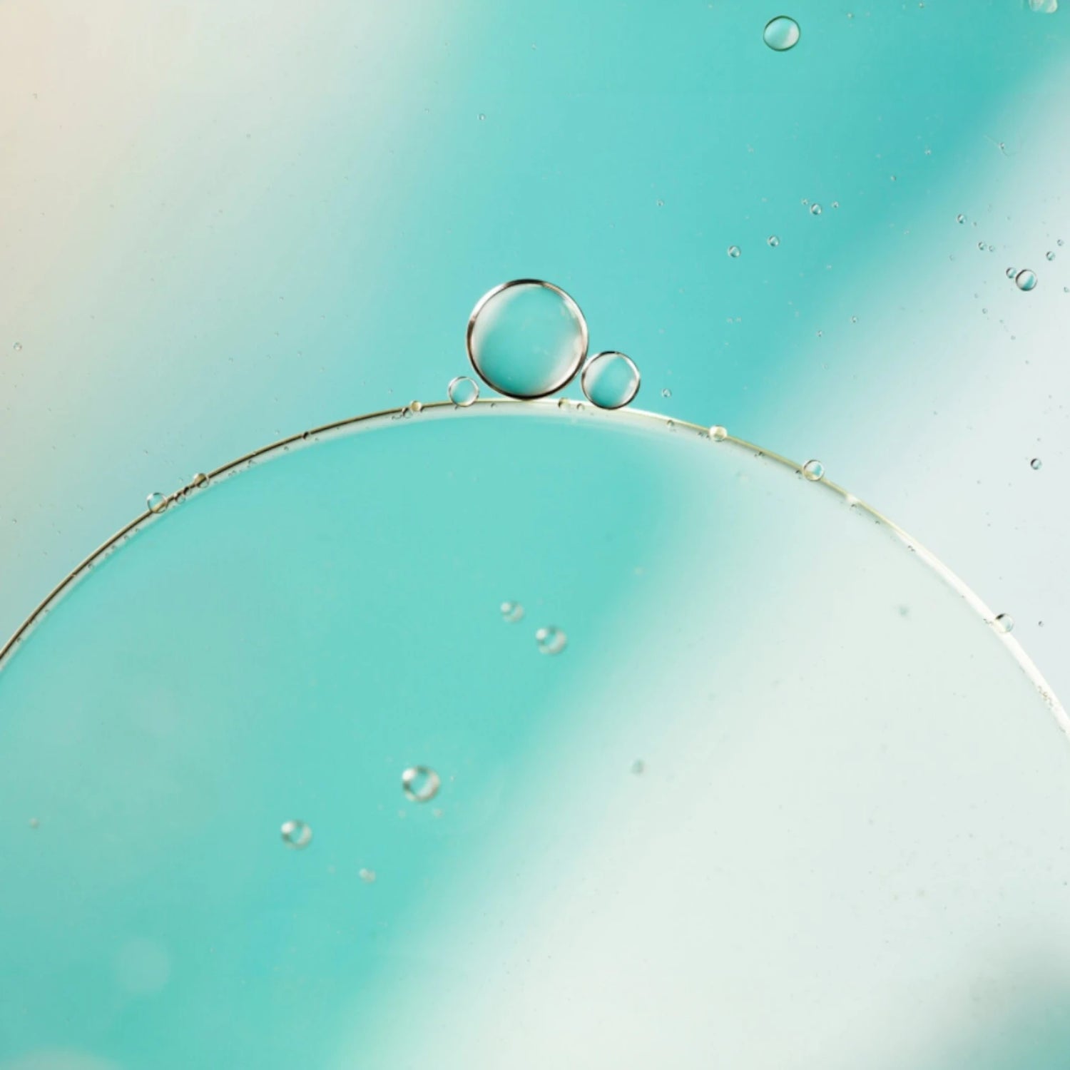 Visuel abstrait avec bulles, métaphore de l’équilibre eau / lipides et de l’hydratation de la peau, sujet déshydratation.
