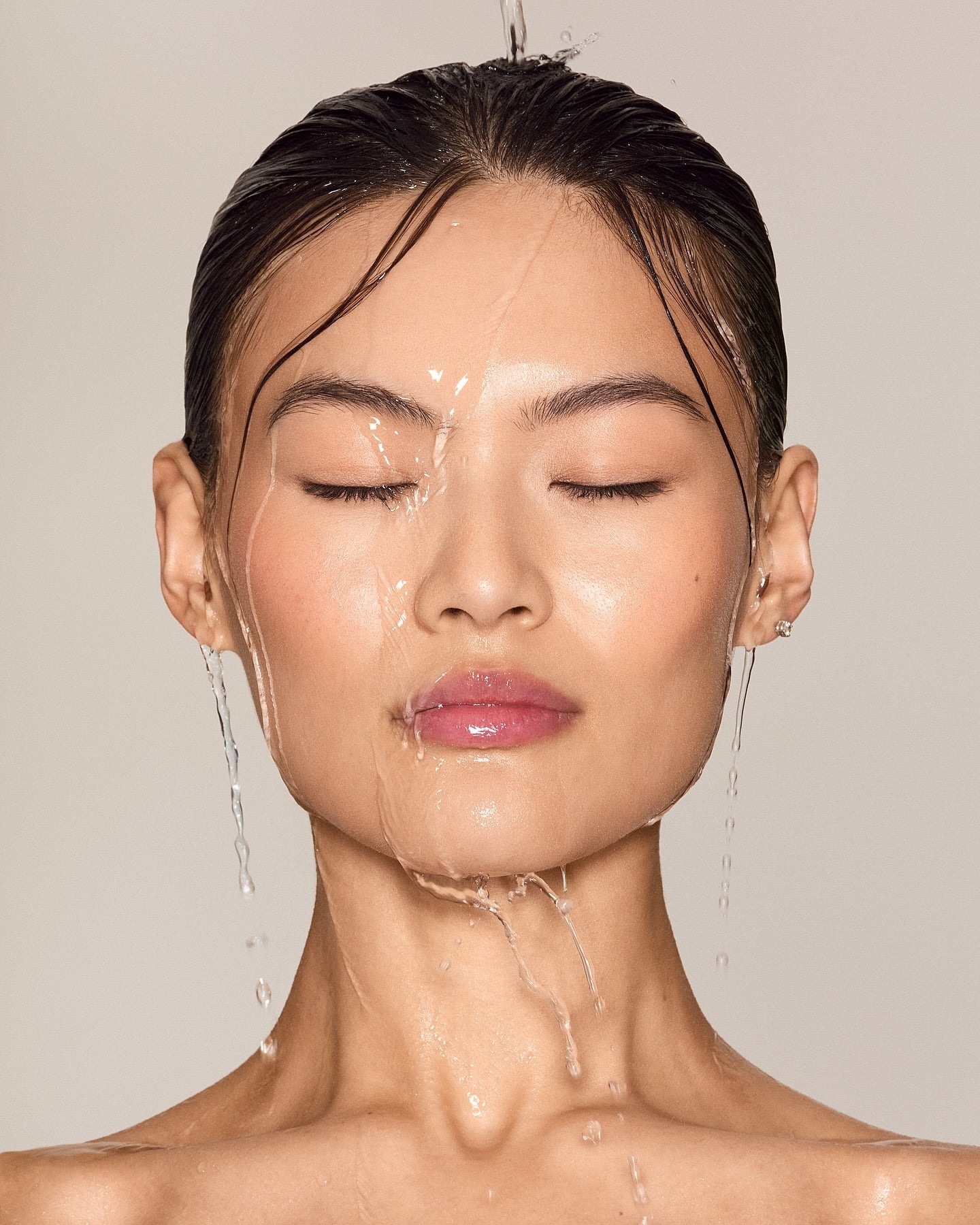 Visage rincé à l’eau, routine de nettoyage pour le point noir et la zone T