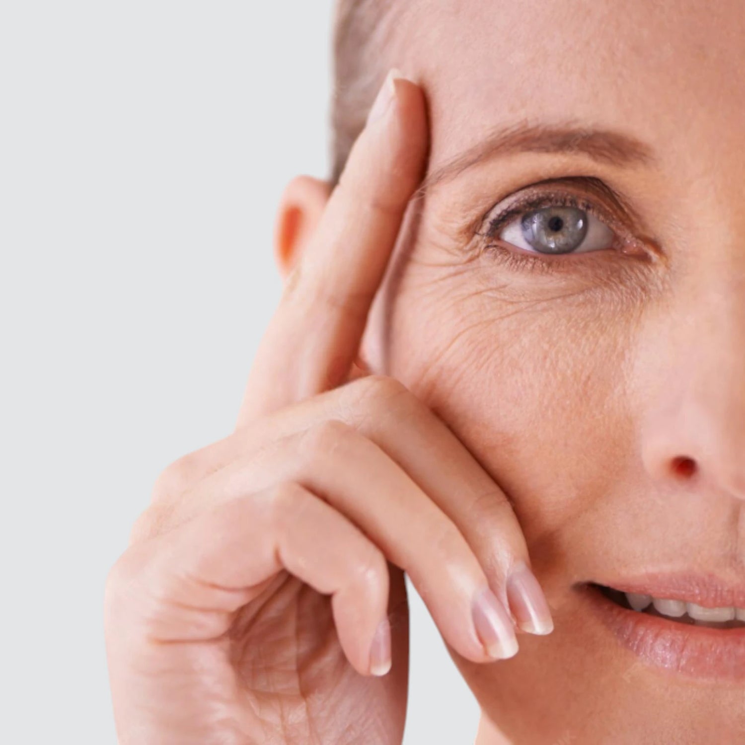 Gros plan visage, rides et ridules, illustration routine anti age avec peptides.