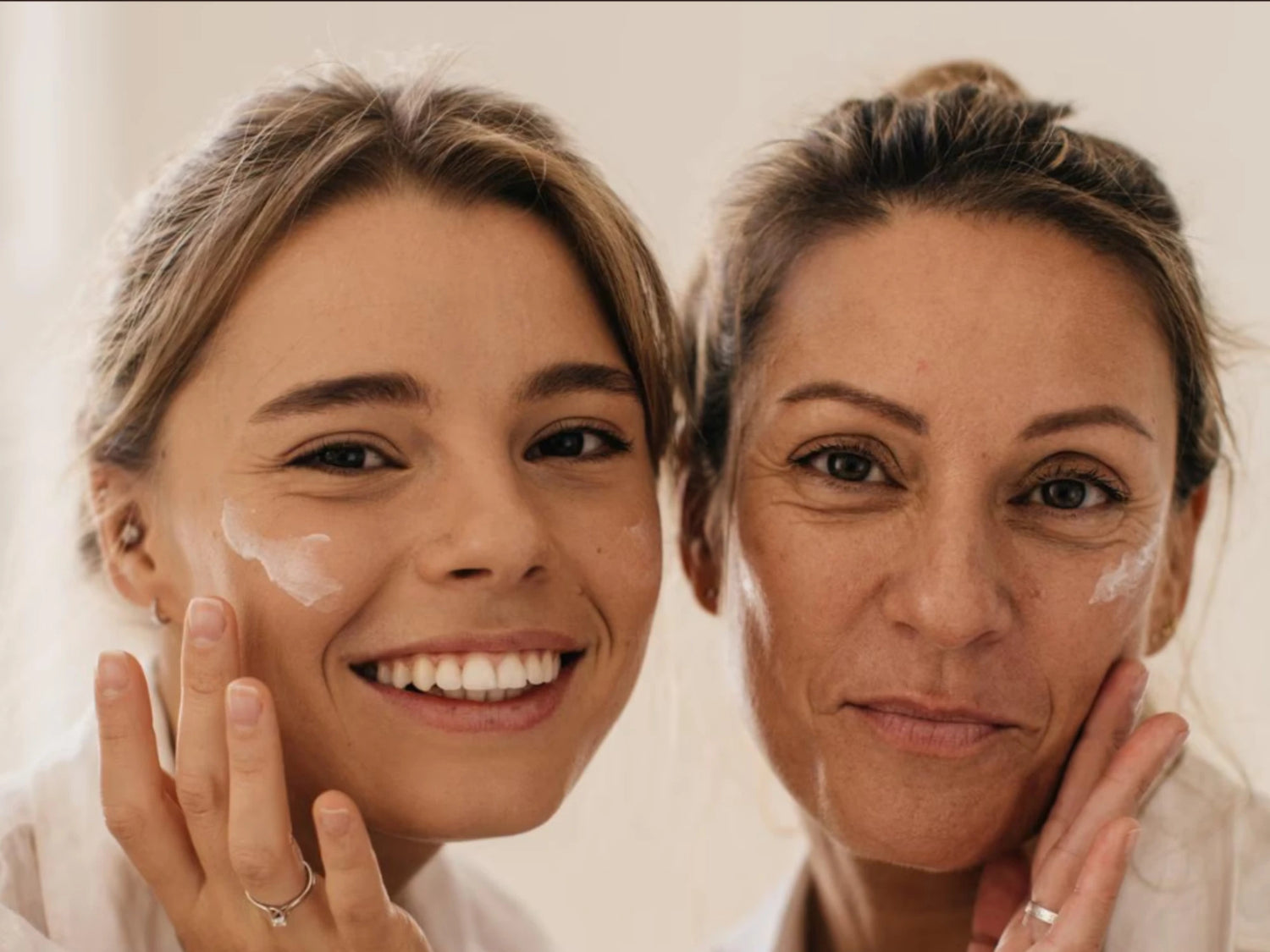 Deux femmes appliquant une crème visage, routine anti age et soin visage avec peptides.