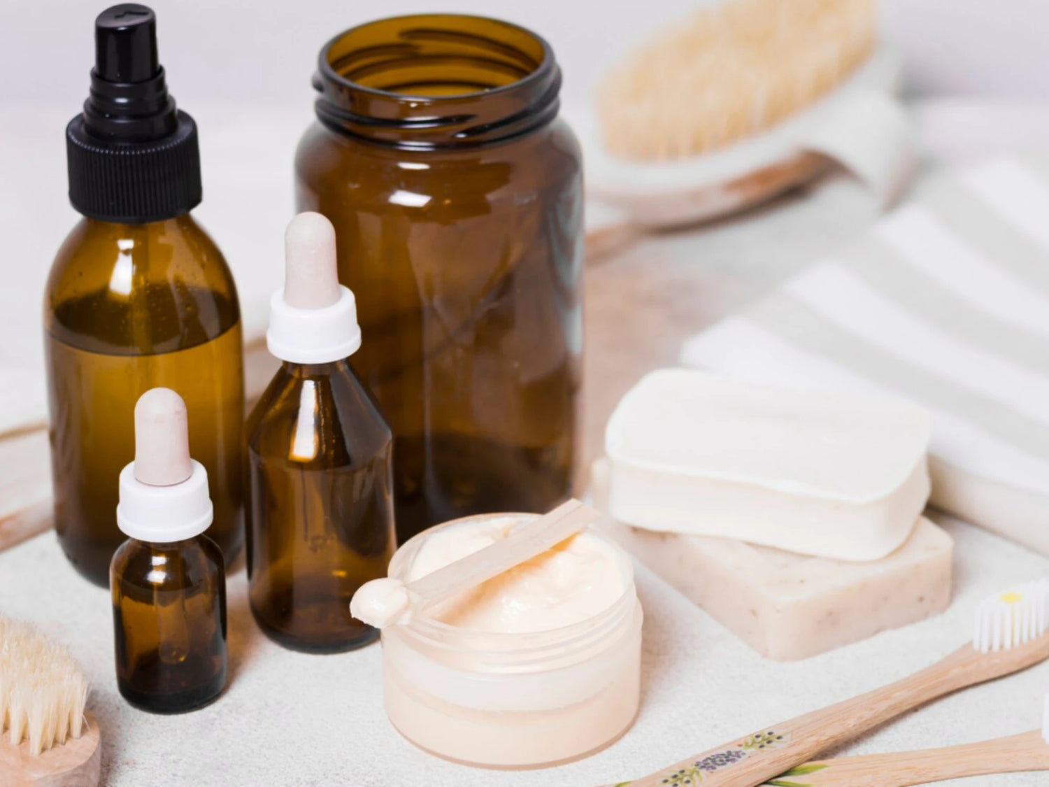 Flacons et pots de soins visage dans un salle de bain, visuel de routine skincare “3 produits” pour stabiliser et tester.