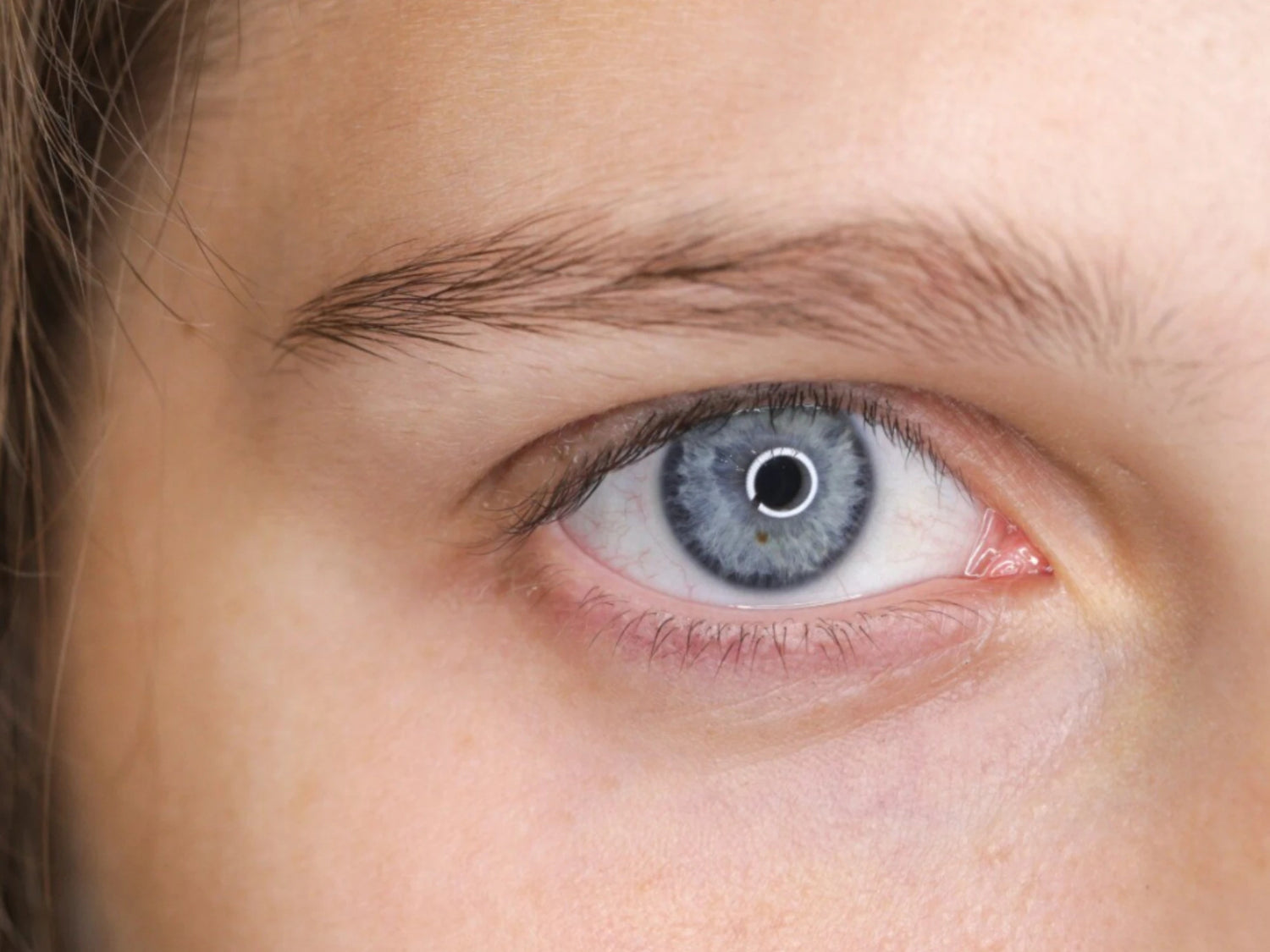 Gros plan œil – démaquillant biphasé pour démaquillage des yeux et maquillage longue tenue