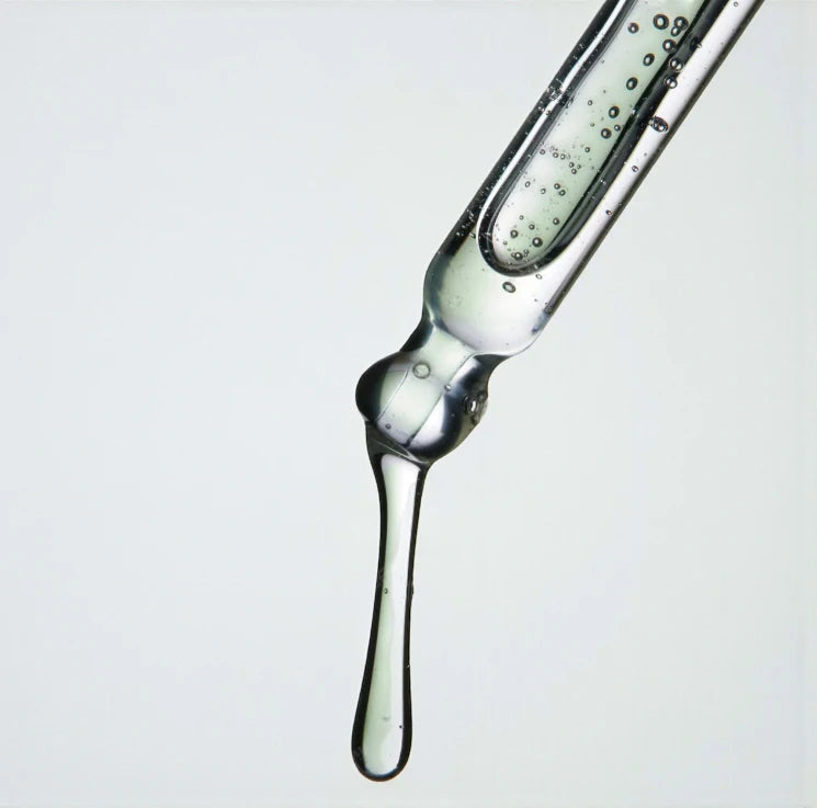 Texture en pipette du peeling visage exfoliant AHA (AHA peeling)