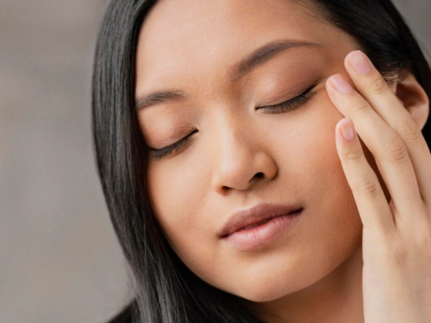 Visage femme, application soin visage associée au Gel Booster Antioxydant au Ginkgo Seomse