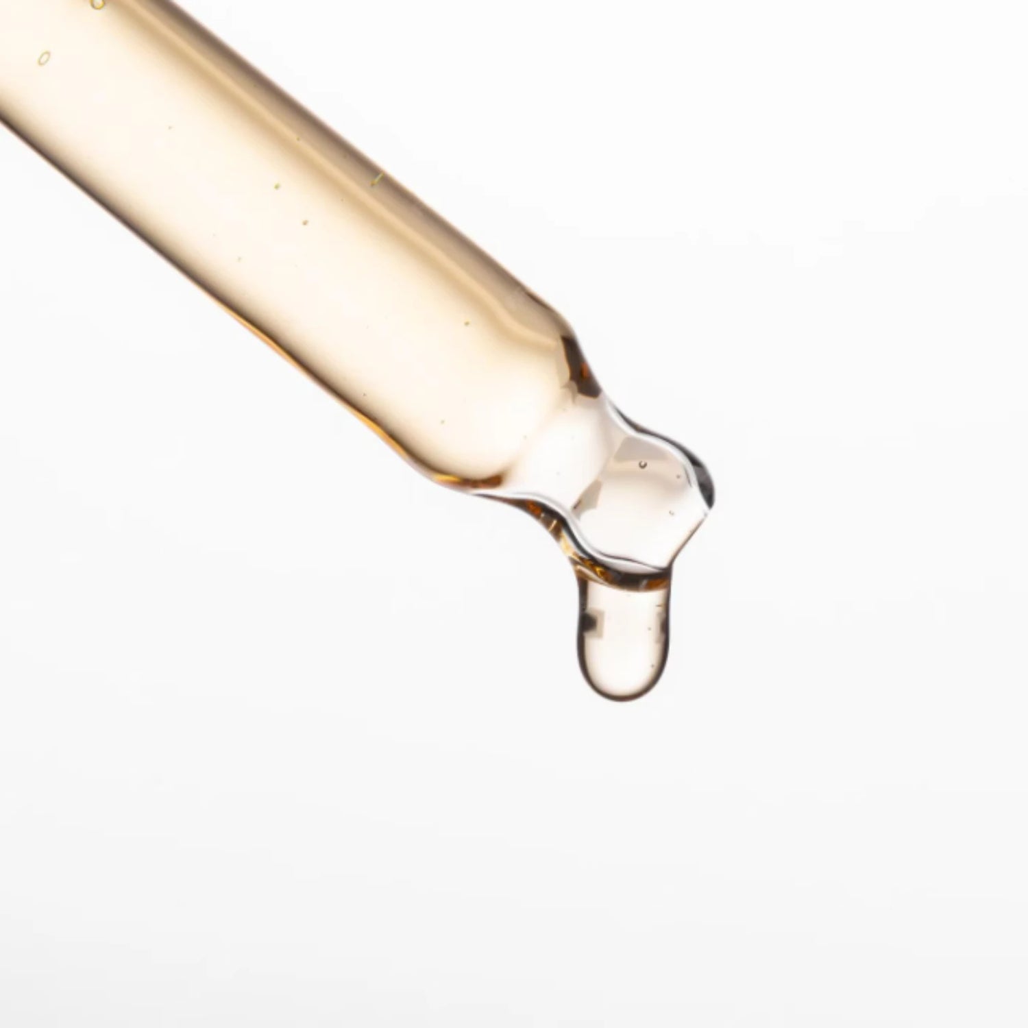 Texture en pipette du gel caféine contour des yeux – anti cerne et poches sous les yeux