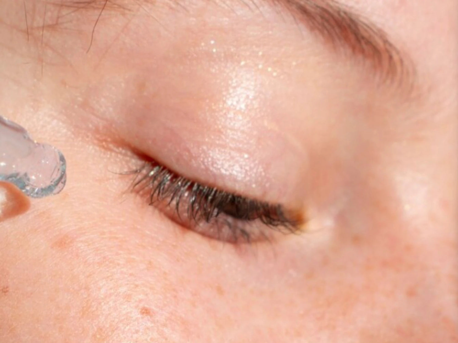 Application du gel caféine contour des yeux – regard frais, anti cerne et poches sous les yeux