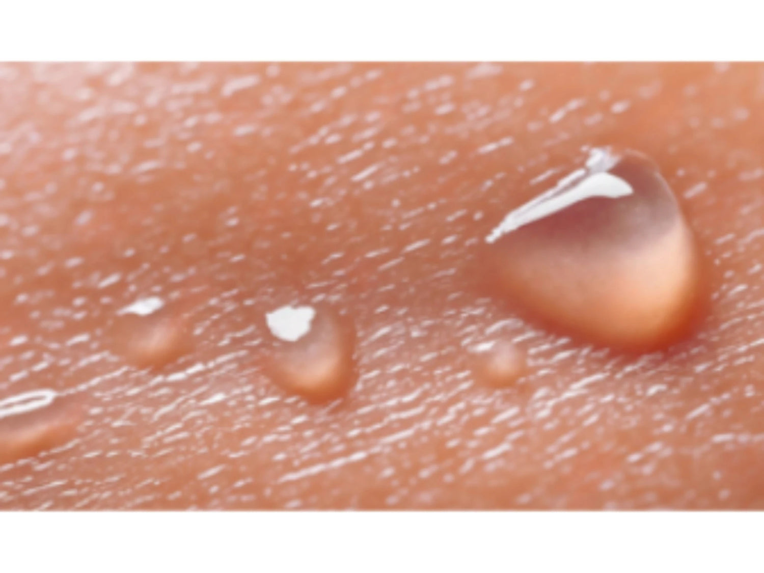 Gouttes de gel hydratant sur la peau, texture légère du gel à la niacinamide Seomse.