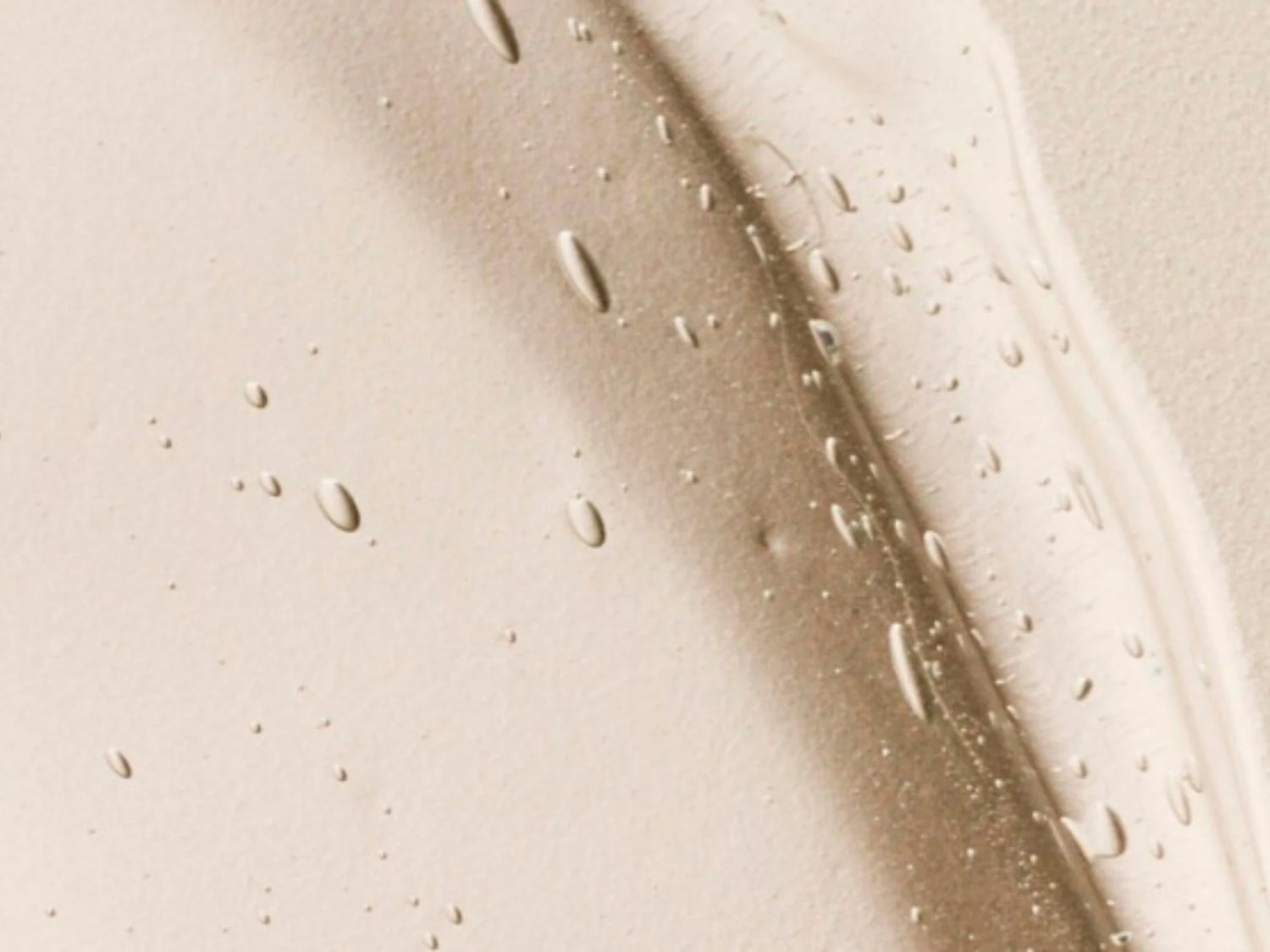 Texture gel transparente avec micro-bulles, visuel du gel hydratant à la niacinamide Seomse.