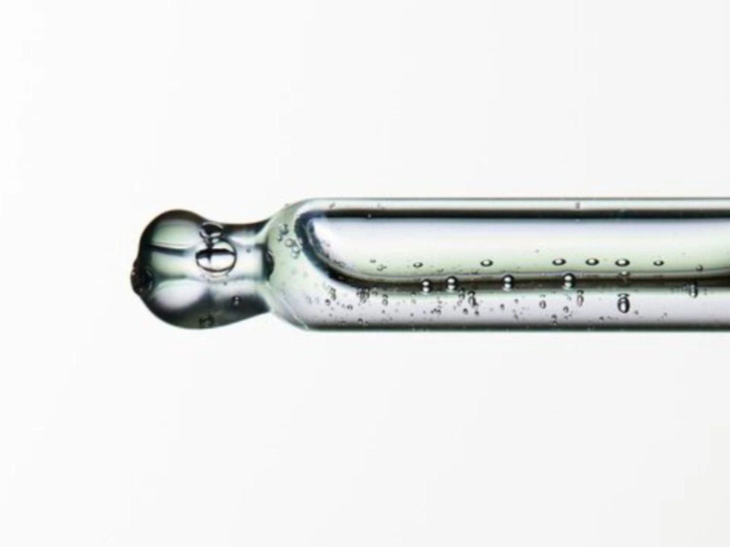 Illustration liquide transparente en pipette, représentant l’acide salicylique (BHA), un exfoliant utilisé en cosmétique pour aider à désobstruer l’apparence des pores et affiner le grain de peau, sans promesse médicale.