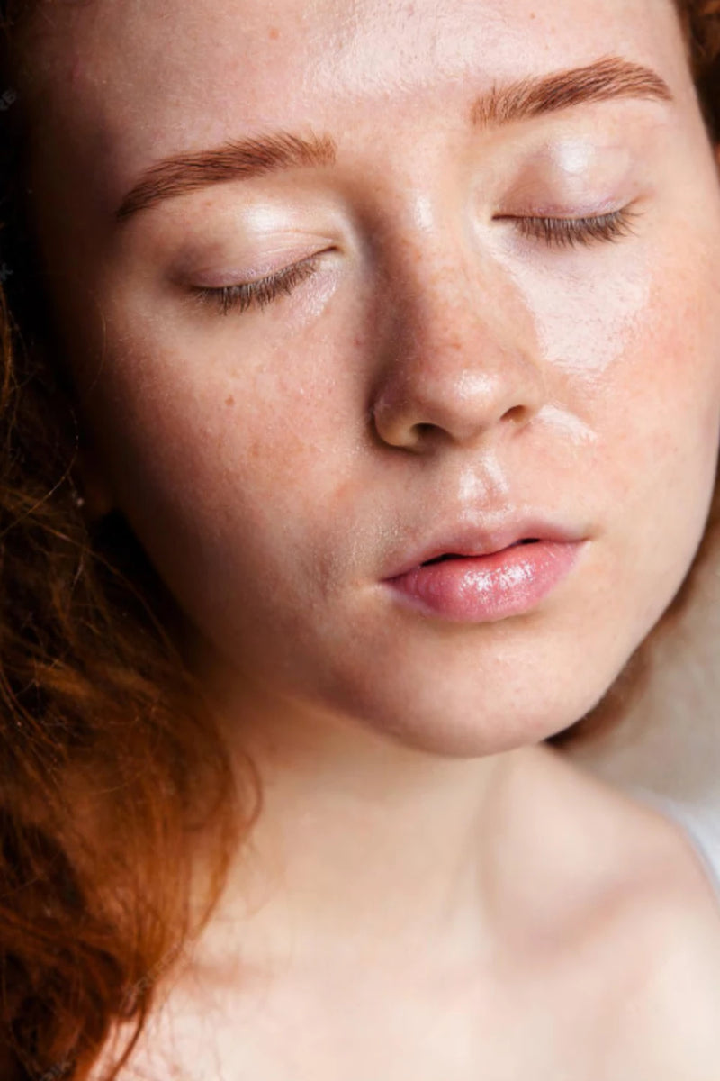 Gros plan d’une peau avec brillance, illustration routine peau grasse, guide routine Seomse