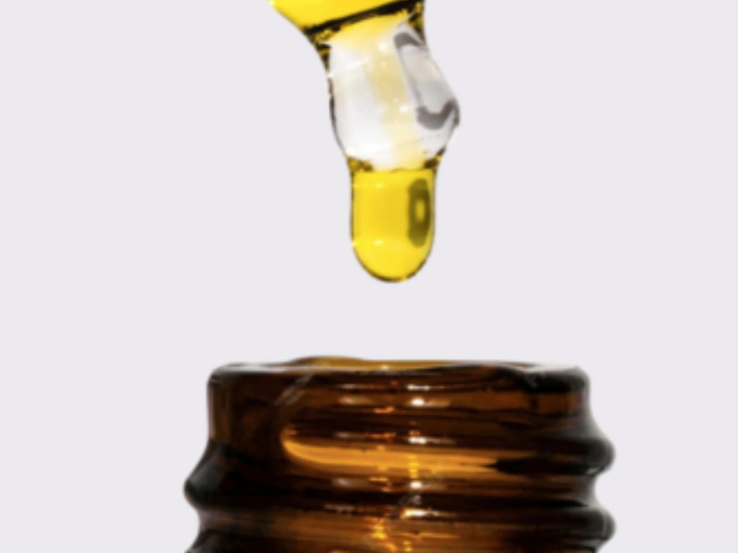 Goutte d’huile visage Seomse à l’huile de chanvre et vitamine E tombant dans un flacon ambré, texture huile sèche