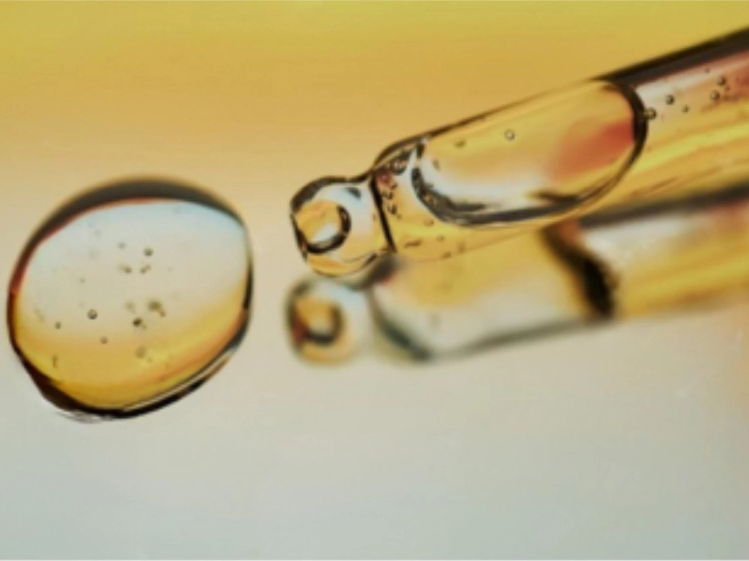 Pipette d’huile visage Seomse à l’huile de chanvre et vitamine E, goutte de texture dorée en macro