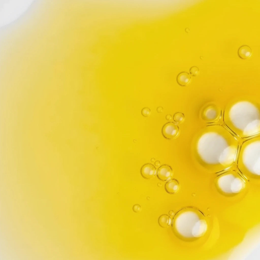 Texture huile visage Seomse à la vitamine E, fini sec, macro gouttes et bulles d’huile