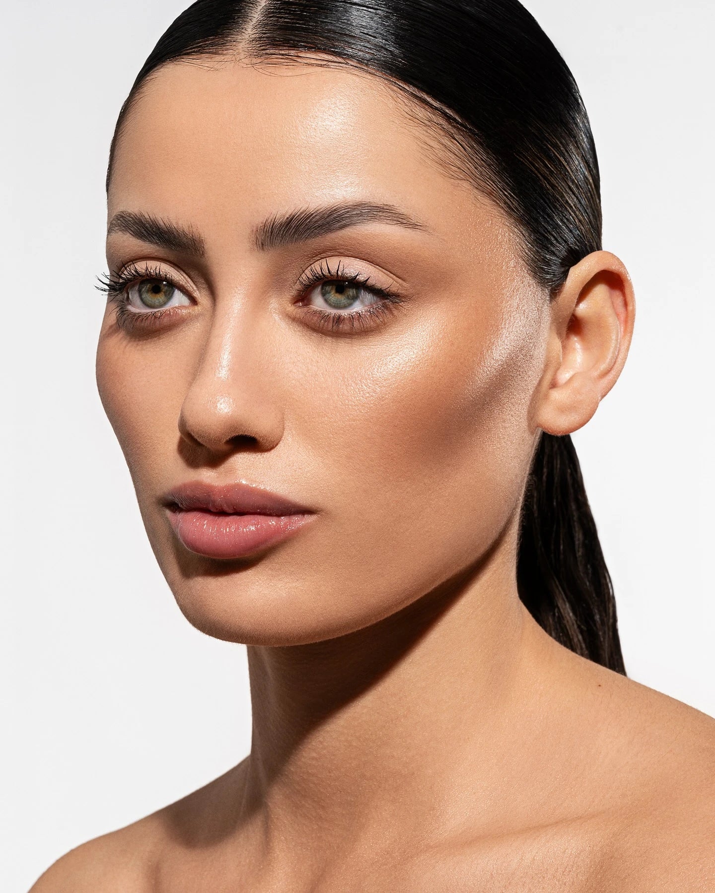 Portrait visage, grain de peau et éclat naturel, visuel d’ambiance routine Seomse (science au service de la peau)