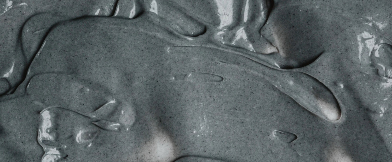 Gros plan sur la texture gel gris du soin ciblé imperfections, visuel soin visage pour peaux à imperfections.