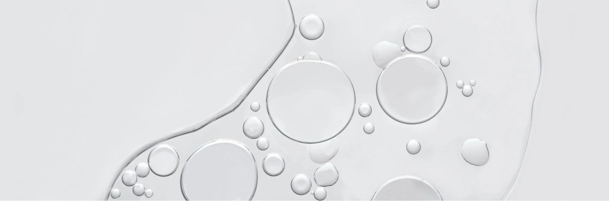 Visuel abstrait de texture sérum avec bulles sur fond clair, univers science cosmétique Seomse.