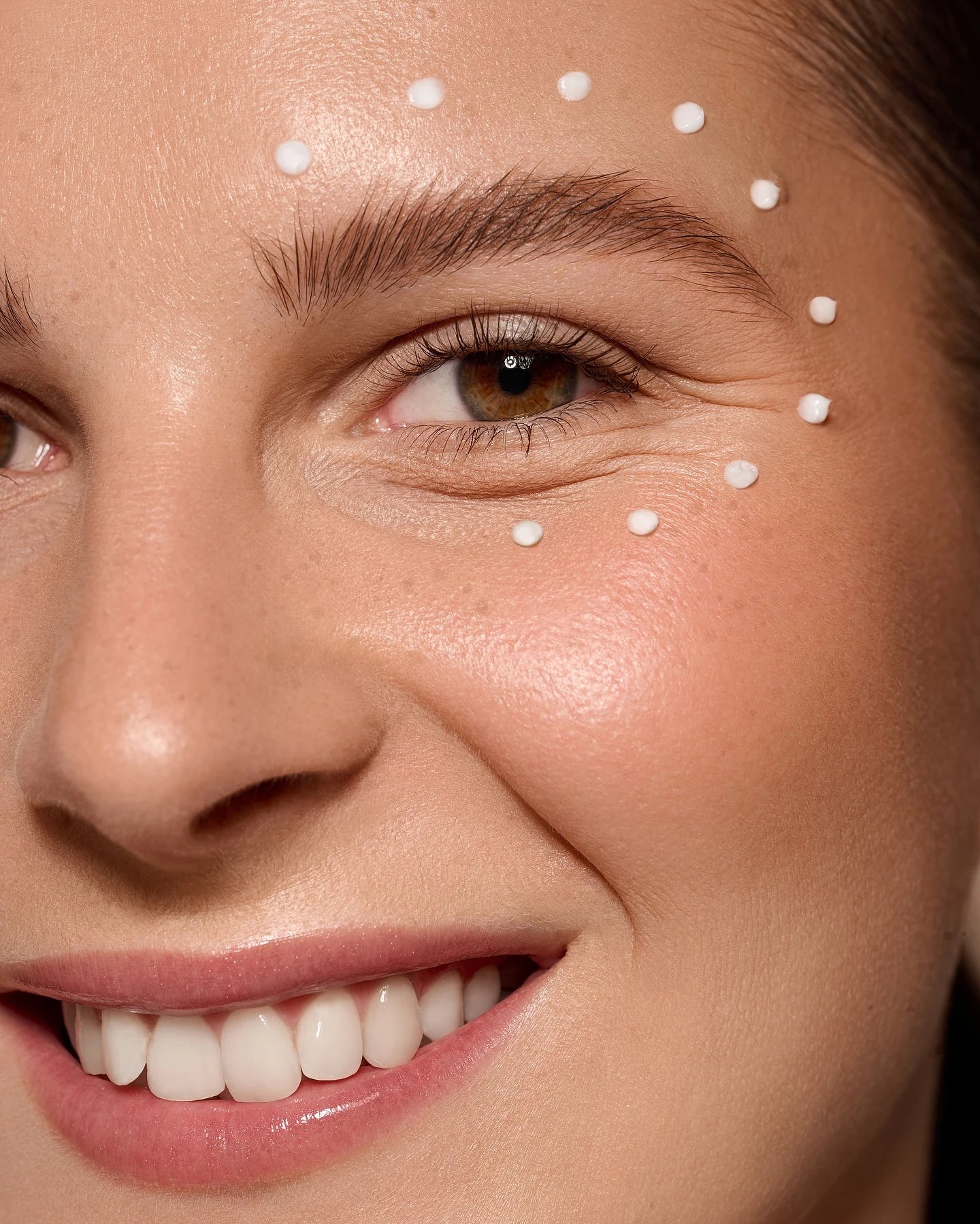 Gros plan visage, gestuelle d’application d’un soin sur le contour des yeux, routine Seomse