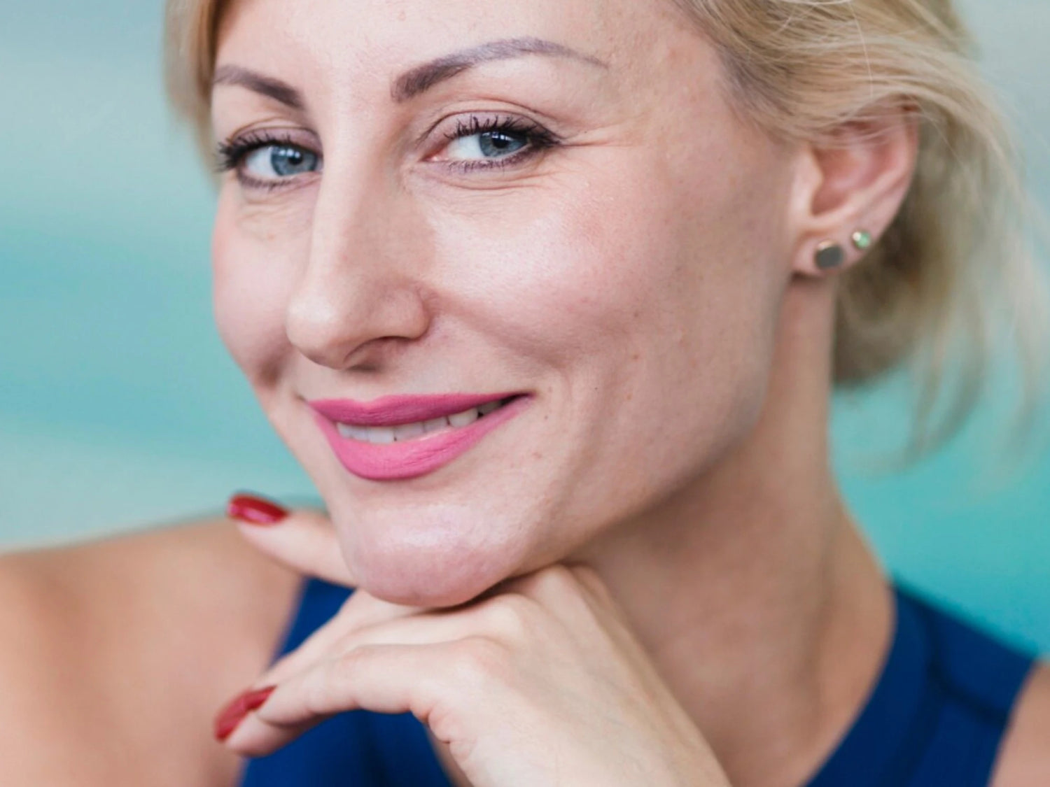 Portrait visage femme mature, éclat naturel de la peau, visuel d’ambiance pour sérum Seomse au bakuchiol avec vitamine E et huile de jojoba