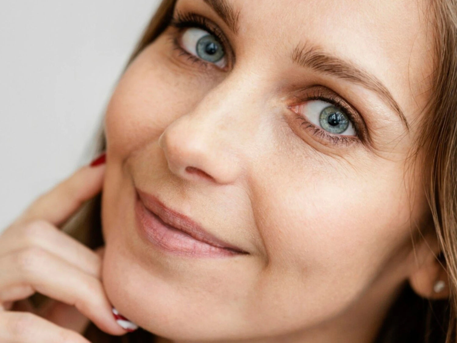 Portrait visage, peau lumineuse et lisse, visuel d’ambiance pour sérum Seomse aux peptides et acide hyaluronique