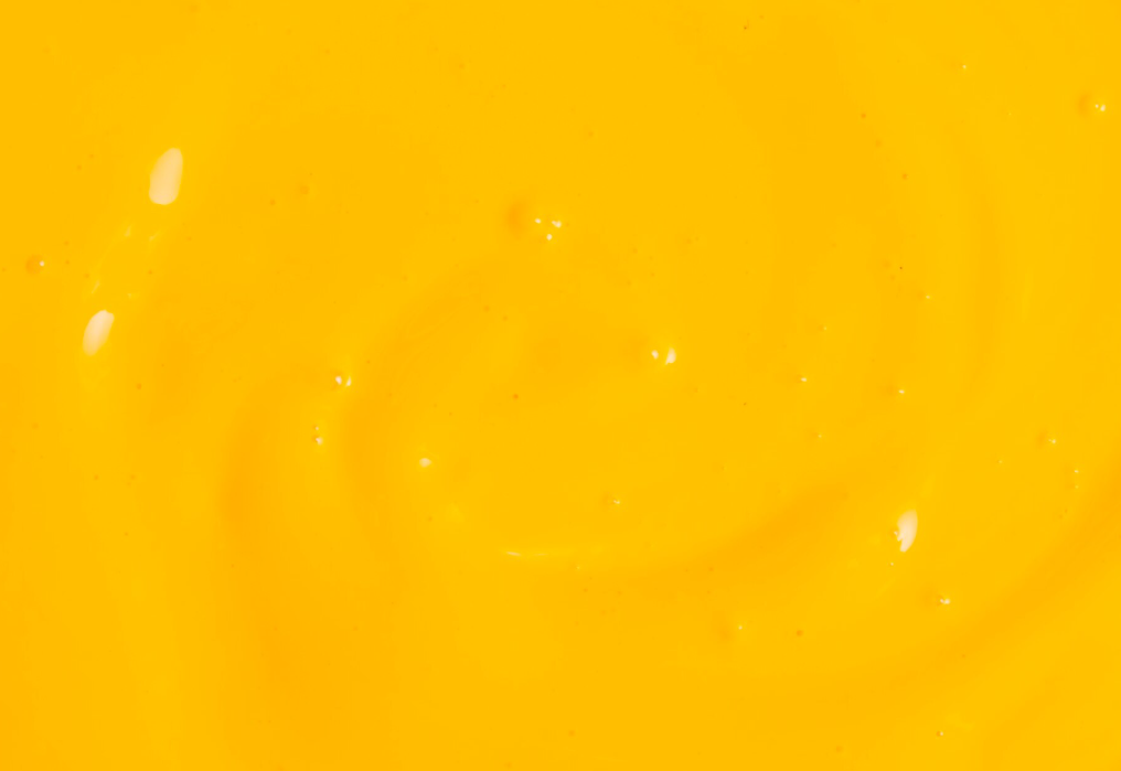 Texture jaune en gros plan du sérum vitamine C Seomse, avec acide hyaluronique et vitamine E