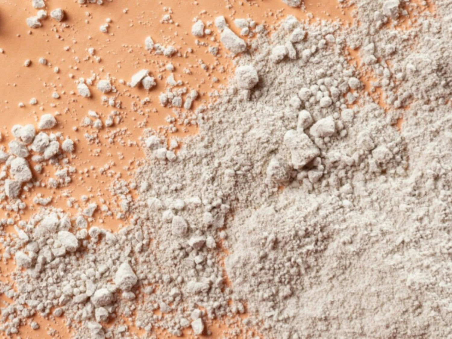 Poudre de kaolin en macro, visuel texture du soin Seomse cible imperfections à l’acide salicylique